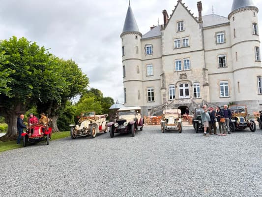 Renault Frères club members and vintage Renaults assembled before the turreted façade of Château de la Motte-Husson